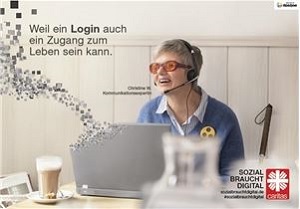 Eine sehbehinderte Frau sitzt lächelnd mit Kaffee am Laptop.